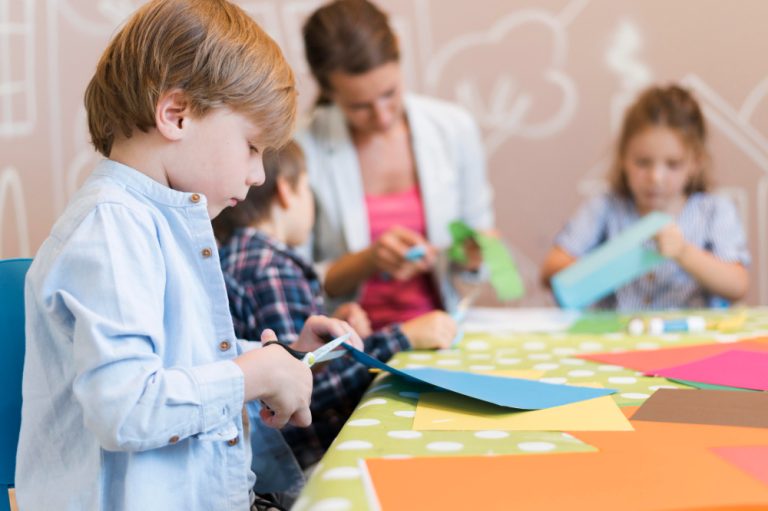 Formation 1er secours Salon-de-Provence : réagir aux urgences, apprendre les gestes pour la sécurité et le bien-être des jeunes enfants.